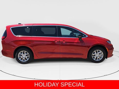 New 2025 Chrysler Pacifica Select image 2