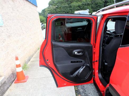 Used 2021 Jeep Renegade Latitude w/ Luxury Group II image 21