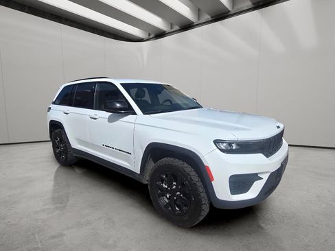 Used 2024 Jeep Grand Cherokee Altitude image 12