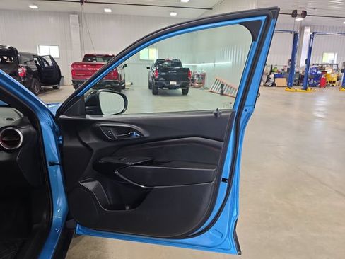 Used 2025 Chevrolet Trax RS w/ Sunroof Package FWD image 31