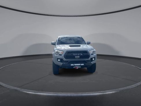 Used 2018 Toyota Tacoma TRD Sport AWD/4WD image 3