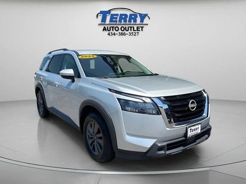 Used 2024 Nissan Pathfinder SV FWD image 3