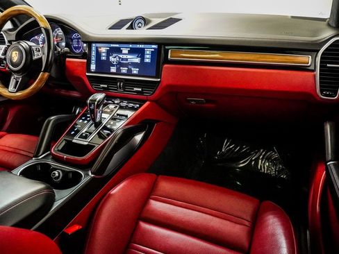 Used 2021 Porsche Cayenne Turbo image 28