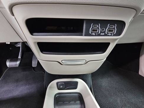Used 2023 Chrysler Pacifica Touring-L FWD image 21