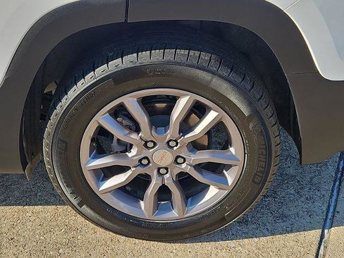 Certified 2024 GMC Terrain SLT image 30