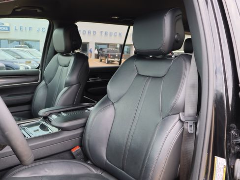 Used 2023 Jeep Wagoneer 4WD image 16