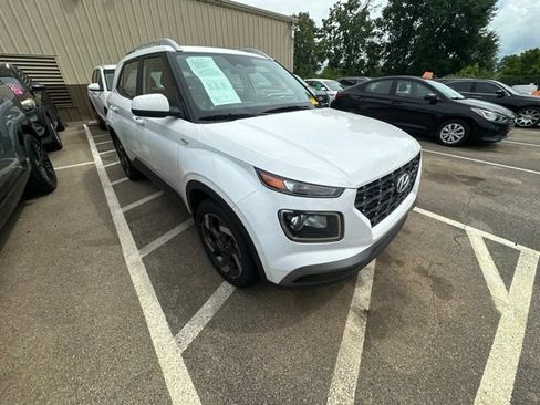 Certified 2025 Hyundai Venue SEL FWD image 1