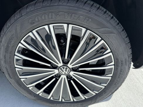 New 2025 Volkswagen Taos SE image 30