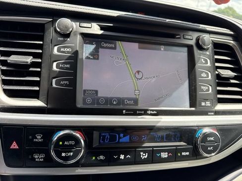 Used 2019 Toyota Highlander XLE AWD/4WD image 17