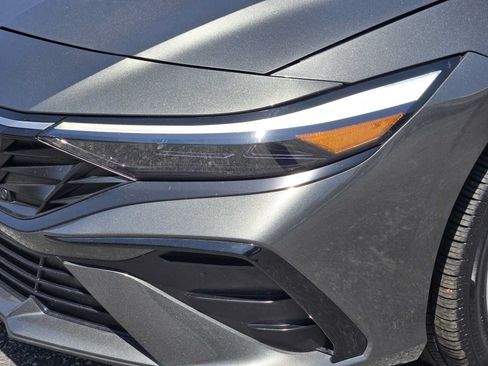 Certified 2025 Hyundai Elantra Limited FWD image 9