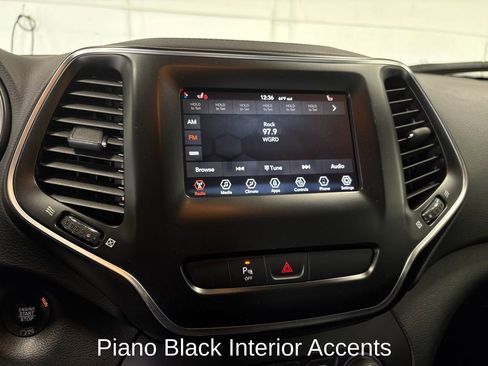 Used 2019 Jeep Cherokee Latitude Plus AWD/4WD image 17