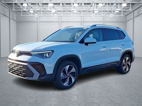 Certified 2025 Volkswagen Taos SE w/ Panoramic Sunroof Package image 3