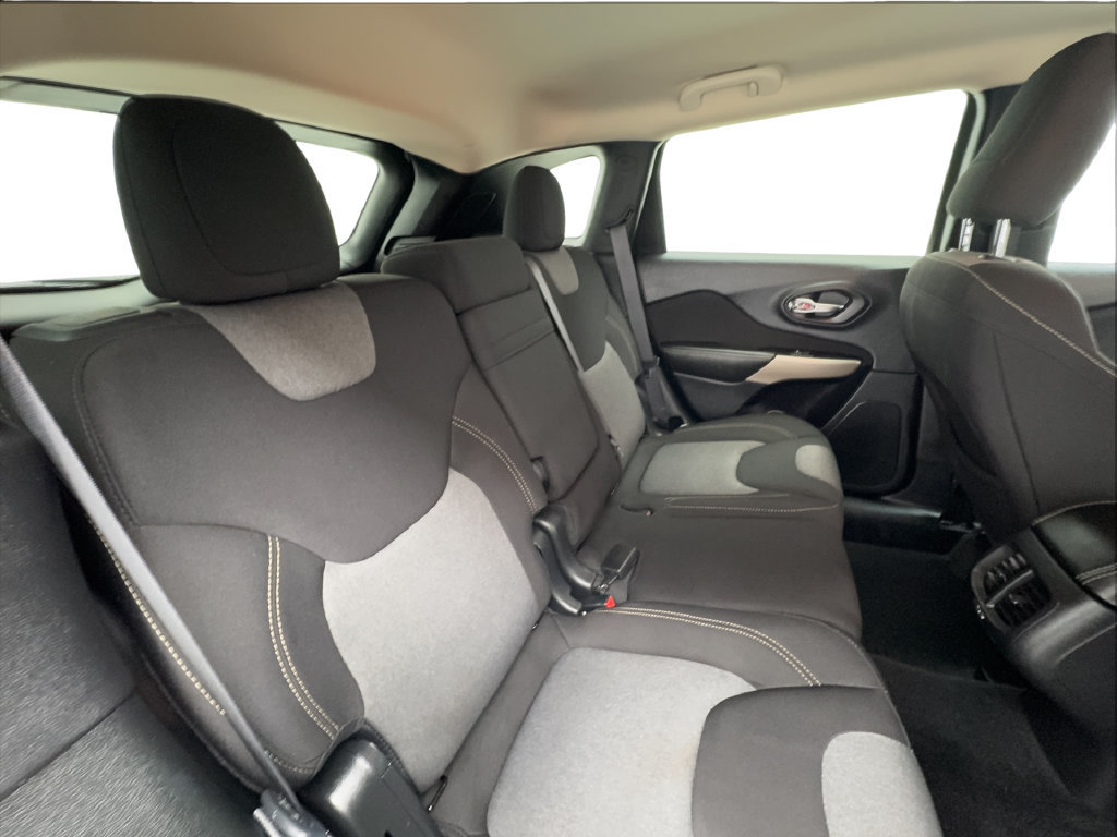 Used 2018 Jeep Cherokee Latitude w/ Altitude Package FWD image 23