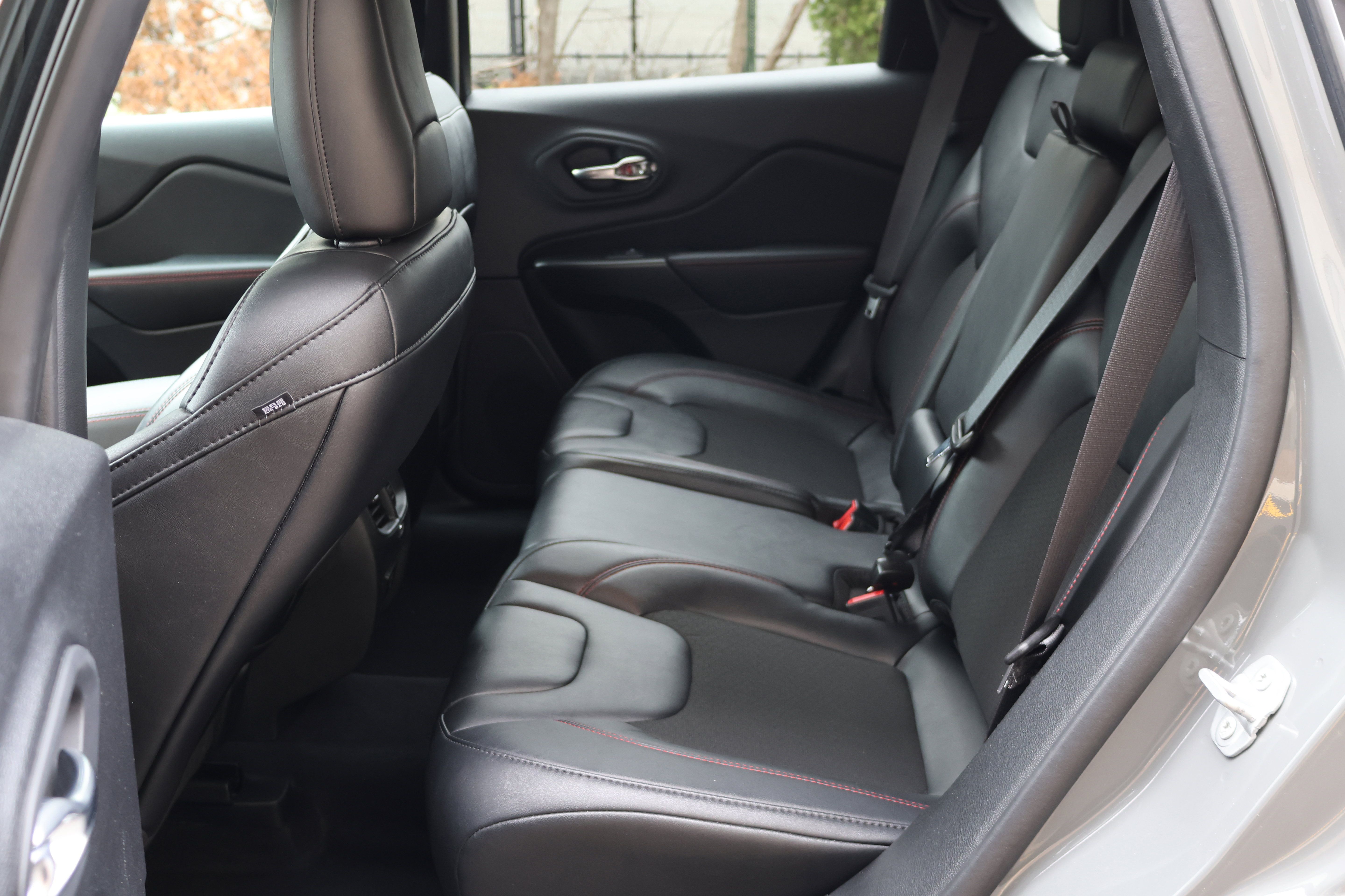 Used 2022 Jeep Cherokee Trailhawk AWD/4WD image 15