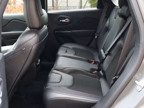 Used 2022 Jeep Cherokee Trailhawk AWD/4WD image 15