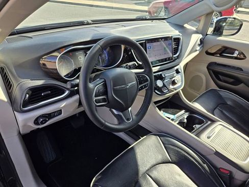 Used 2023 Chrysler Pacifica Limited image 9