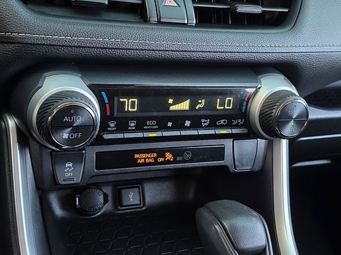 Used 2020 Toyota RAV4 LE image 21