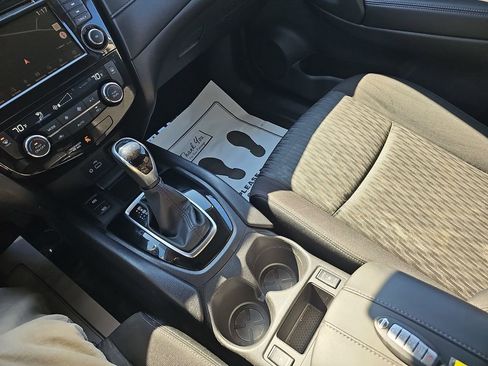 Used 2020 Nissan Rogue SV w/ Premium Package image 29