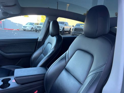 Used 2021 Tesla Model Y Long Range AWD/4WD image 27
