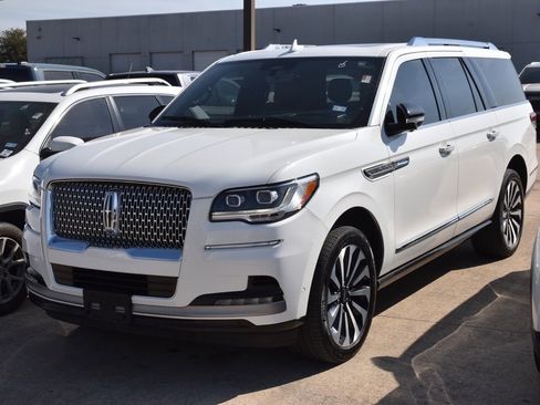 Used 2023 Lincoln Navigator L Reserve image 2