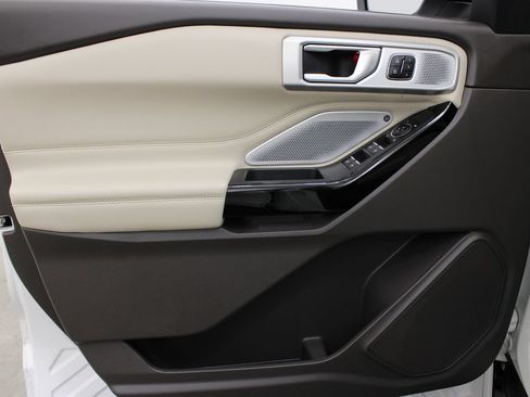 Used 2023 Ford Explorer Platinum w/ Premium Technology Package RWD image 18
