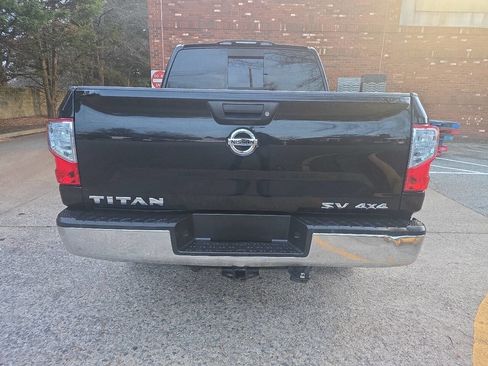 Used 2017 Nissan Titan SV image 4