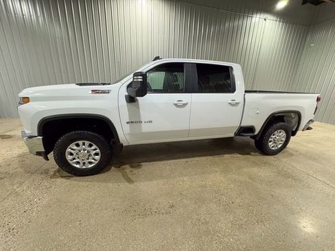 Used 2023 Chevrolet Silverado 2500 LT image 2