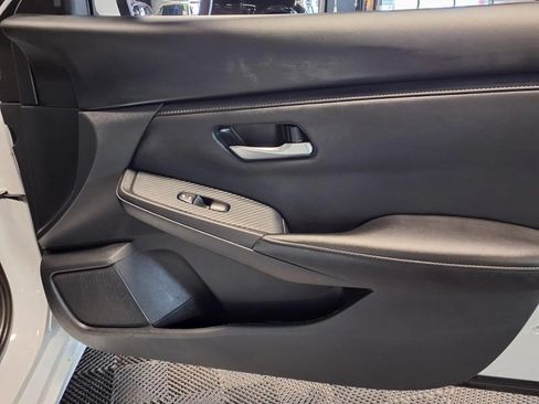 Used 2025 Nissan Sentra SV FWD image 11