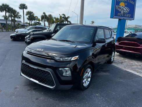 Used 2022 Kia Soul LX w/ Technology Package FWD image 2