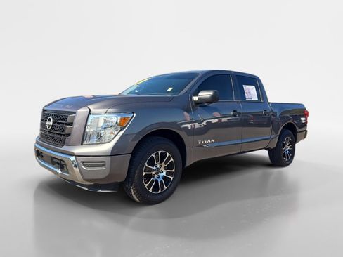 Used 2023 Nissan Titan SV image 7