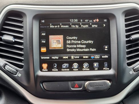 Used 2018 Jeep Cherokee Latitude Plus w/ Comfort/Convenience Group image 29