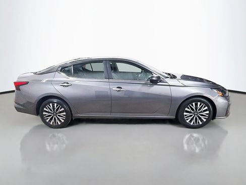 Used 2024 Nissan Altima 2.5 SV FWD image 10