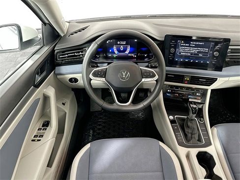 Used 2025 Volkswagen Jetta SE image 11