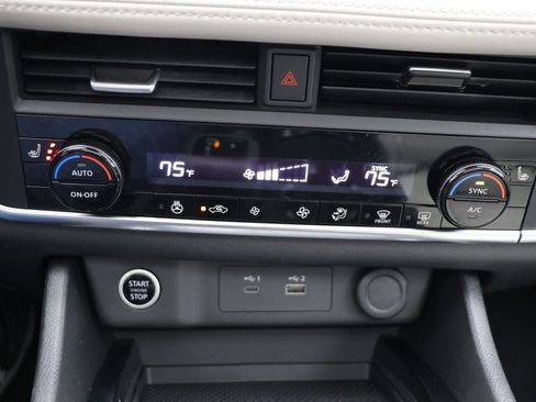 Used 2023 Nissan Rogue SV w/ SV Premium B Package image 23