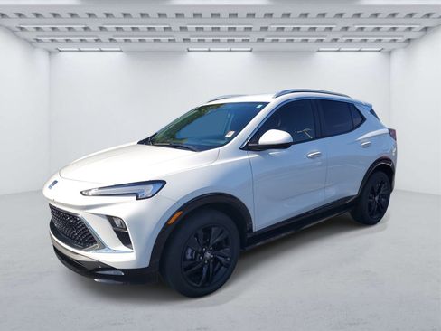 Used 2024 Buick Encore GX Sport Touring image 2