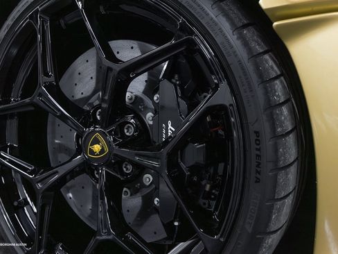 Used 2025 Lamborghini Revuelto image 9