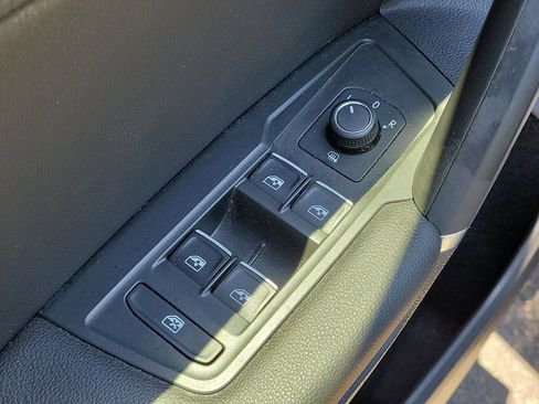 Used 2018 Volkswagen Tiguan SE FWD image 18