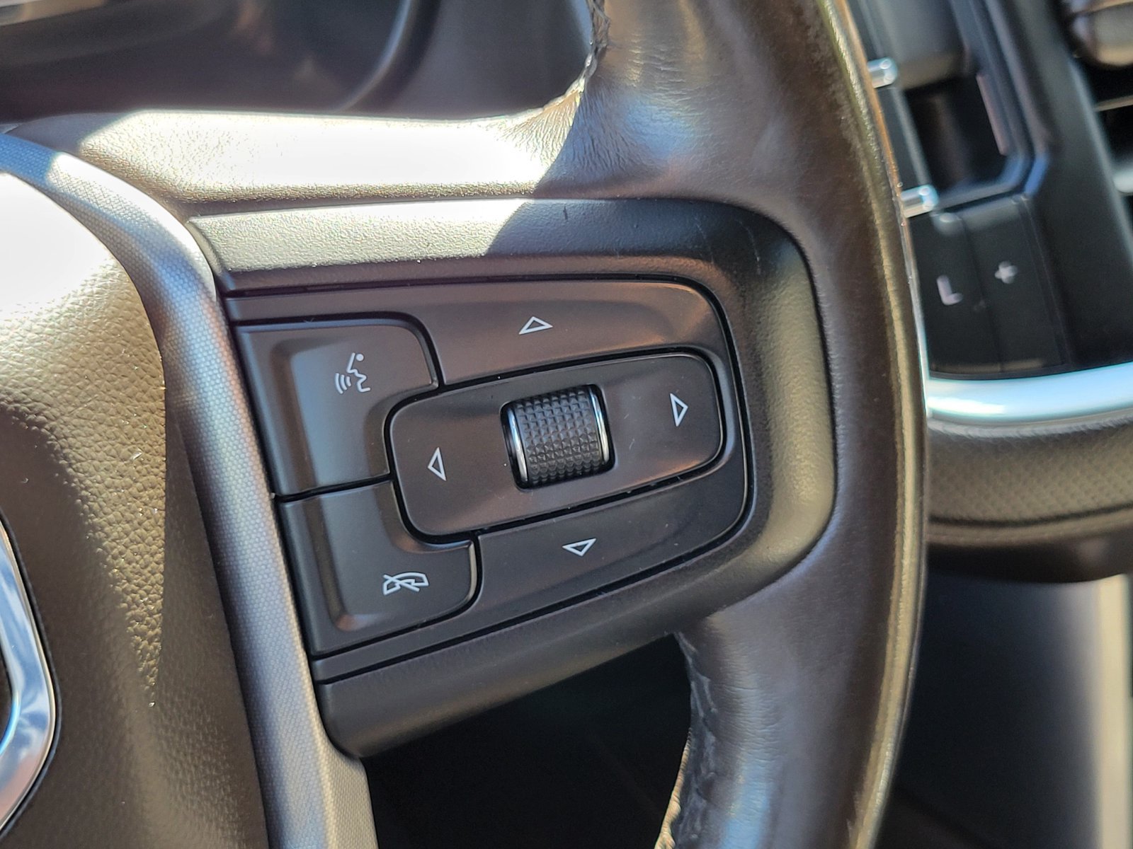 Used 2021 GMC Yukon XL SLT w/ Rear Media and Nav Package AWD/4WD image 18