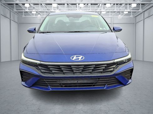 Certified 2025 Hyundai Elantra SE image 2