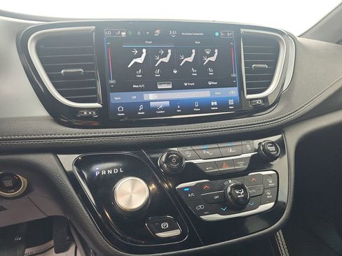 Used 2025 Chrysler Pacifica Limited image 14