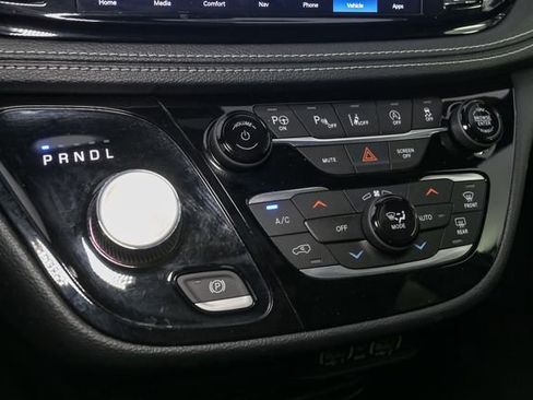 Used 2022 Chrysler Pacifica Touring-L w/ Uconnect Theater Family Group AWD/4WD image 32