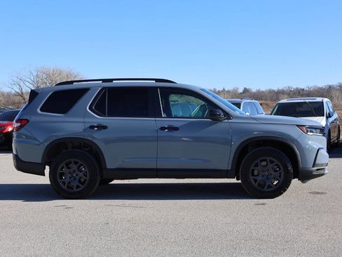 Used 2025 Honda Pilot TrailSport image 7