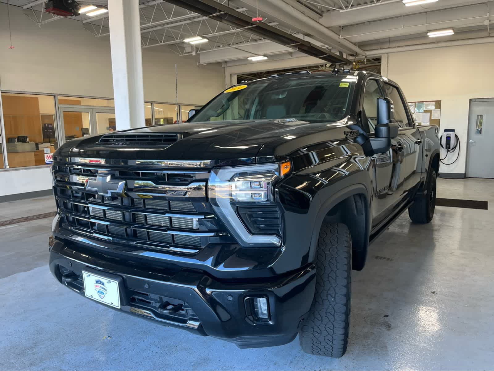 Used 2024 Chevrolet Silverado 2500 LTZ w/ LTZ Plus Package AWD/4WD image 3