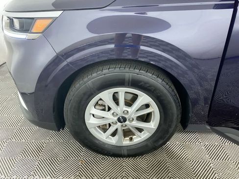Used 2024 Kia Carnival LX image 16