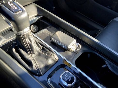 Used 2021 Volvo XC60 T6 R-Design image 11