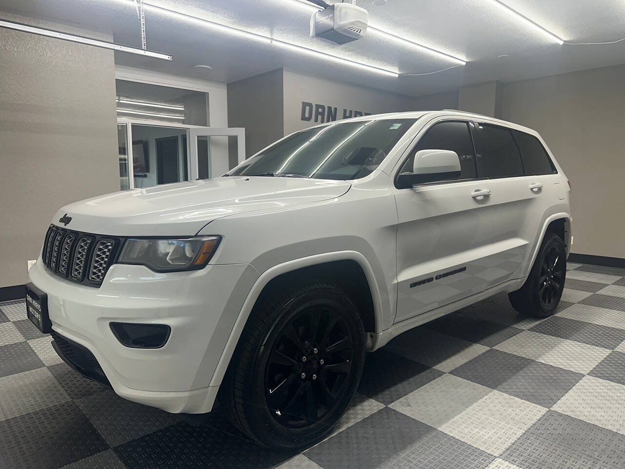 Used 2019 Jeep Grand Cherokee Altitude AWD/4WD image 2