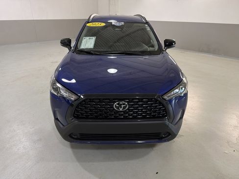 Used 2025 Toyota Corolla Cross LE AWD/4WD image 3