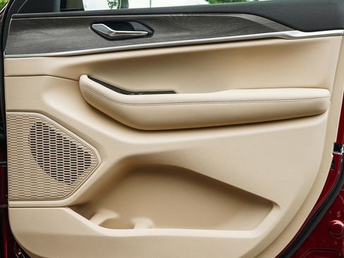 New 2025 Jeep Grand Cherokee Limited w/ Trailer Tow Package image 9