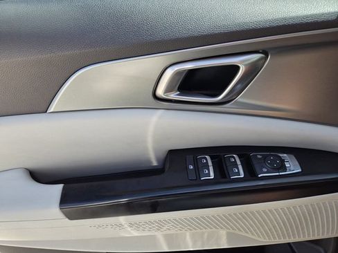 Used 2023 Kia Carnival LX FWD image 21