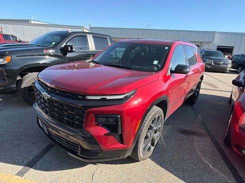 Used 2024 Chevrolet Traverse RS FWD image 2